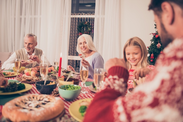 Familiares disfrutando juntos de la fiesta de Navidad