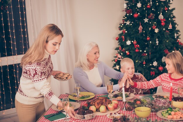 Familiares disfrutando juntos de la fiesta de Navidad