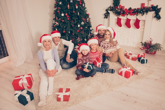 Familiares disfrutando juntos de la fiesta de Navidad