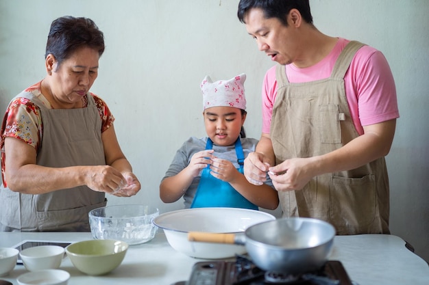 Las familias asiáticas se ayudan mutuamente en la cocina.