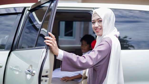 Las familias musulmanas viajan de regreso a sus lugares de origen en automóvil para celebrar el Eid