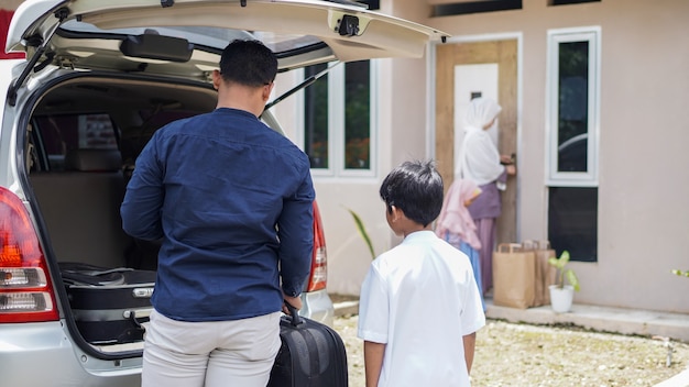 Las familias musulmanas viajan de regreso a sus lugares de origen en automóvil para celebrar el Eid