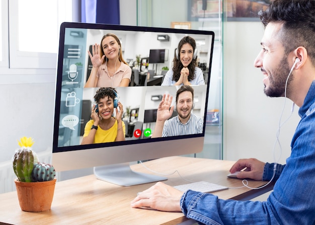 Las familias que se comunican de forma remota mediante videoconferencia se pueden ver en la pantalla de una computadora portátil. Hacer que las videollamadas disfruten de la comunicación, virtual