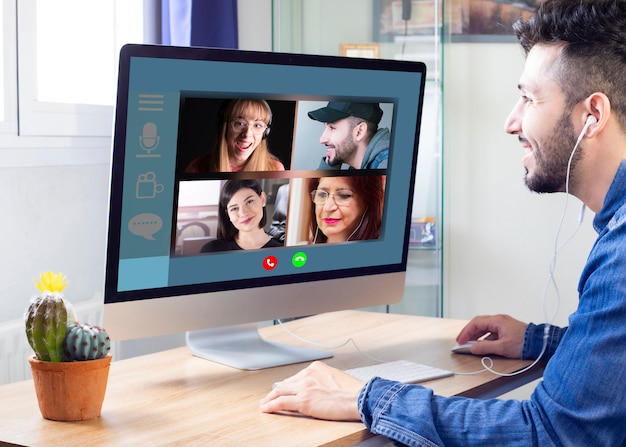 Famílias se comunicando remotamente por videoconferência podem ser vistas na tela de um laptop. Fazer videochamadas com comunicação, virtual