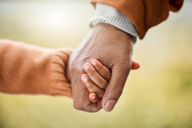 Las familias son especiales Toma de una niña sosteniendo la mano de su padre afuera