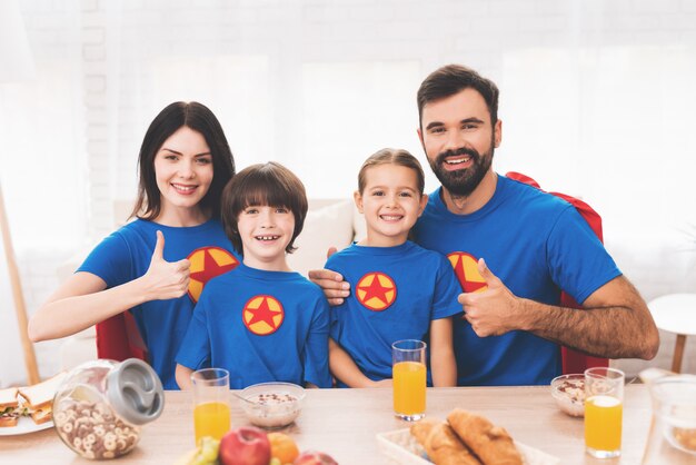 Las familias son increíbles posan en una habitación luminosa.