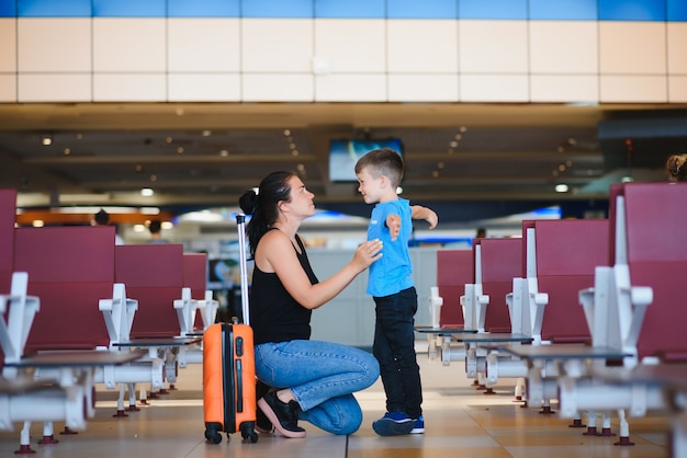 Familie am Flughafen vor dem Flug.