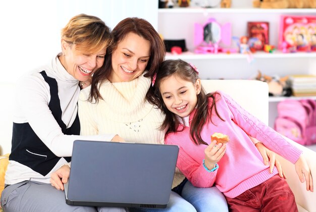 Familie am Laptop.