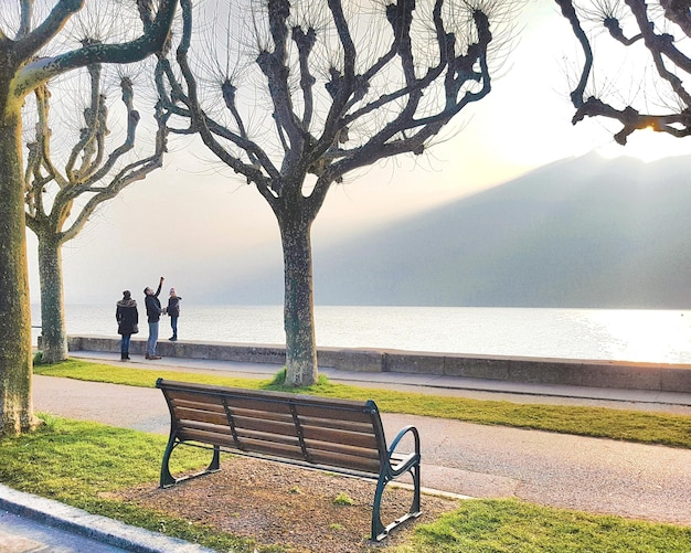 Familie am Strand gegen die Berge beim Sonnenuntergang