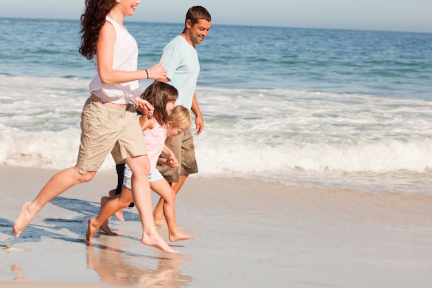 Familie am Strand laufen