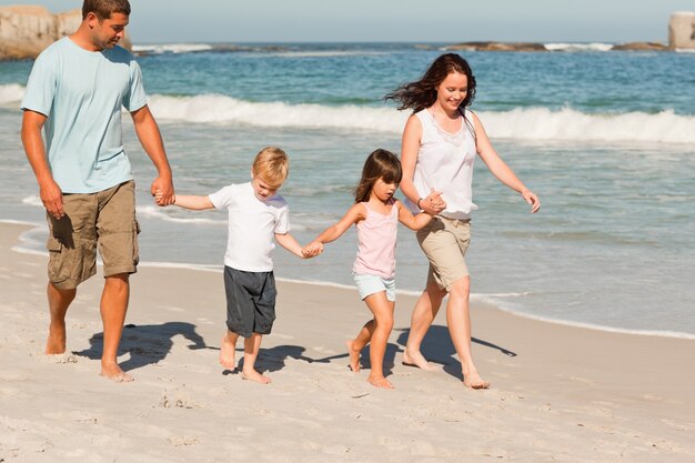 Familie am Strand spazieren