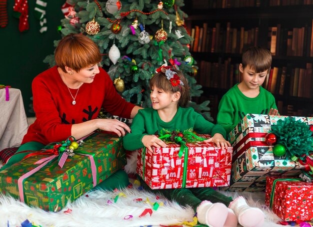 Familie am Weihnachtsmorgen