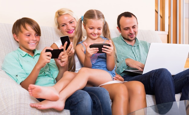 Foto familie arbeitet mit smartphones