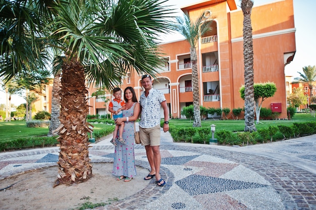 Familie auf ägyptischem Erholungsort nahe Palme. Zeit für Urlaub.