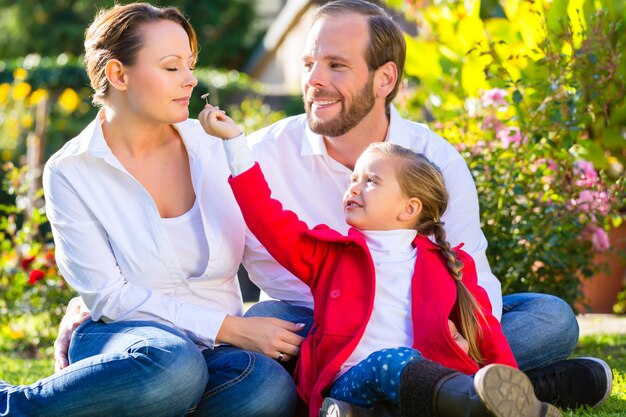 Familie auf dem Gartenrasen