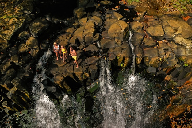 Familie auf dem Hintergrund des Rochester-Wasserfalls auf der Insel Mauritius aus einer Höhe. Wasserfall im Dschungel der tropischen Insel Mauritius