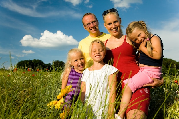 Foto familie auf einer wiese