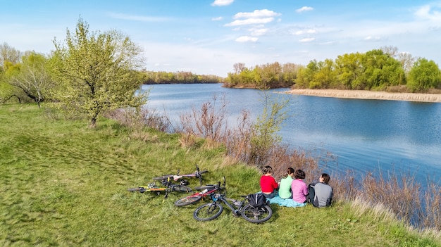 Familie auf Fahrrädern Radfahren im Freien aktive Eltern und Kinder auf Fahrrädern Luftaufnahme der glücklichen Familie