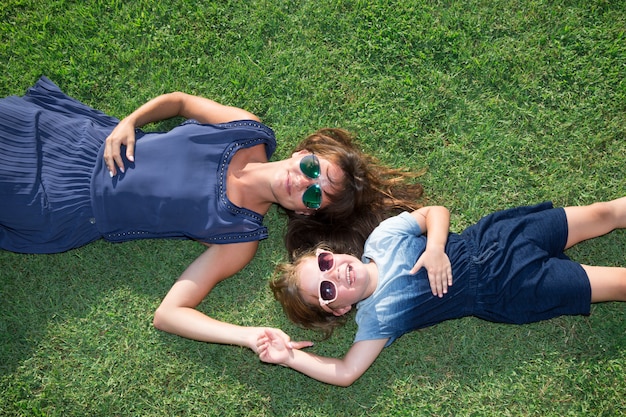 Familie auf Gras legen