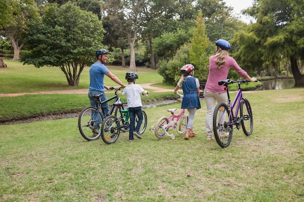 Familie auf ihrem Fahrrad im Park