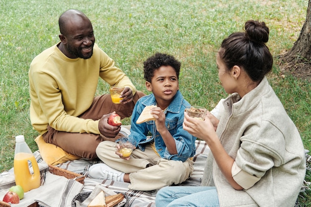 Familie beim Mittagessen im Freien