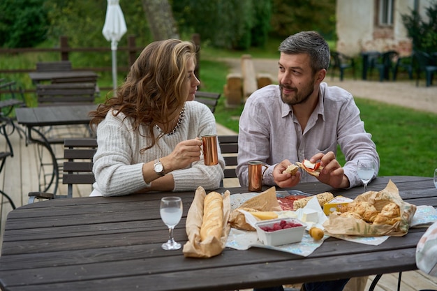 Familie beim Picknick im Park