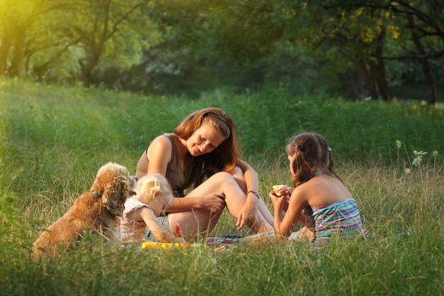 Familie beim Picknick im Wald