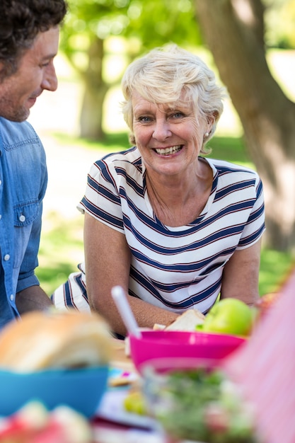 Familie beim Picknick