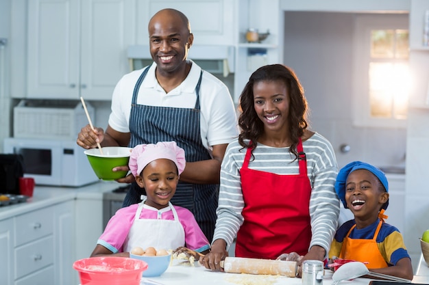 Familie bereitet Kuchen vor