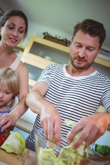 Familie bereitet Salat in der Küche vor