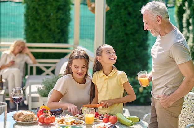 Familie bereitet sich auf das Thanksgiving-Dinner vor und sieht beteiligt aus