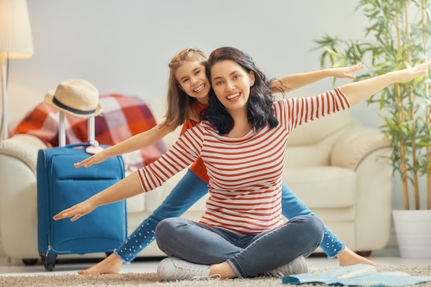 Familie bereitet sich auf die Reise vor