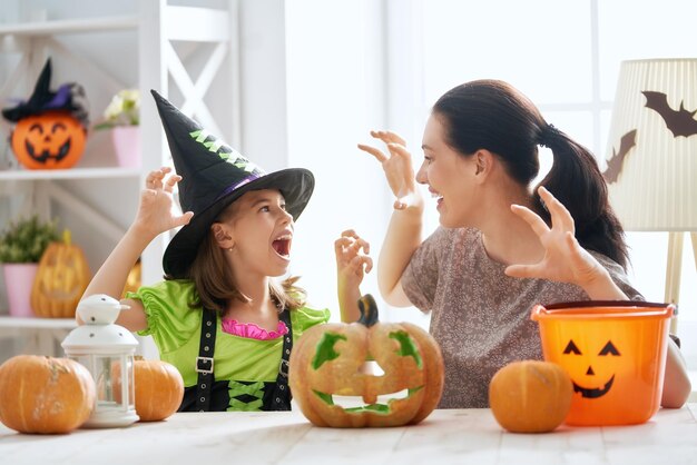 Familie bereitet sich auf Halloween vor