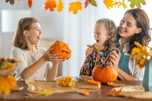Foto familie bereitet sich auf halloween vor