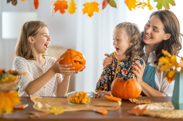 Familie bereitet sich auf Halloween vor