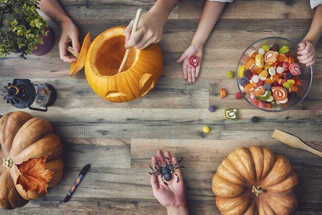 Familie bereitet sich auf Halloween vor