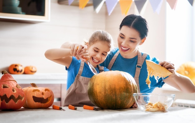 Familie bereitet sich auf Halloween vor