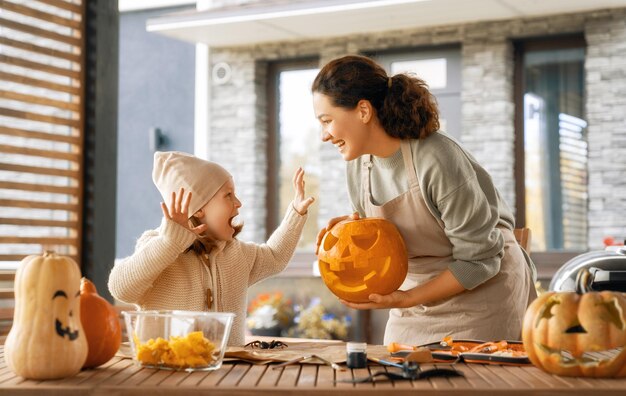 Familie bereitet sich auf Halloween vor