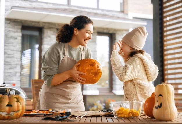 Familie bereitet sich auf Halloween vor