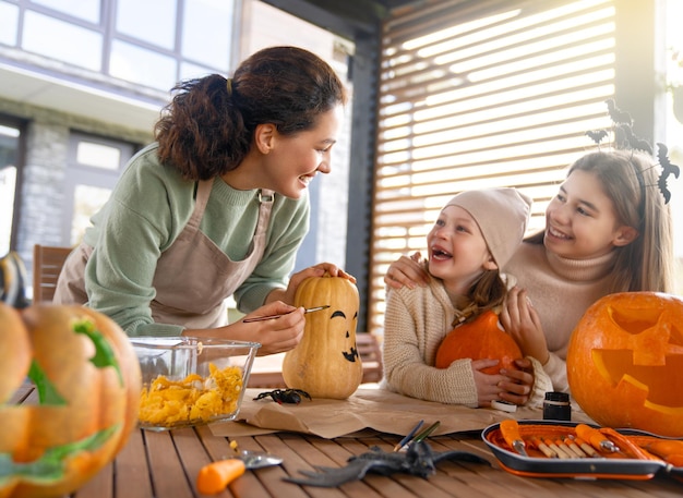 Familie bereitet sich auf Halloween vor