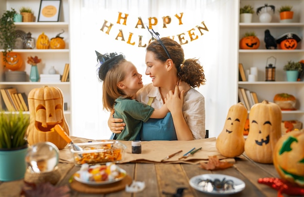 Familie bereitet sich auf Halloween vor