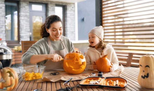 Familie bereitet sich auf Halloween vor