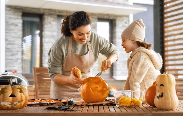 Familie bereitet sich auf Halloween vor