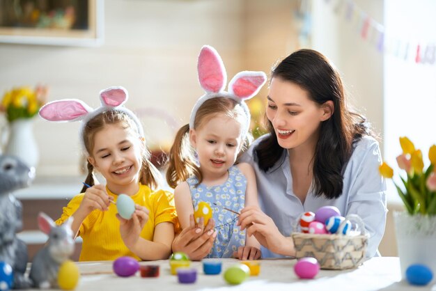 Familie bereitet sich auf Ostern vor