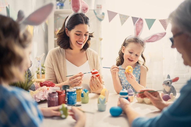 Familie bereitet sich auf Ostern vor