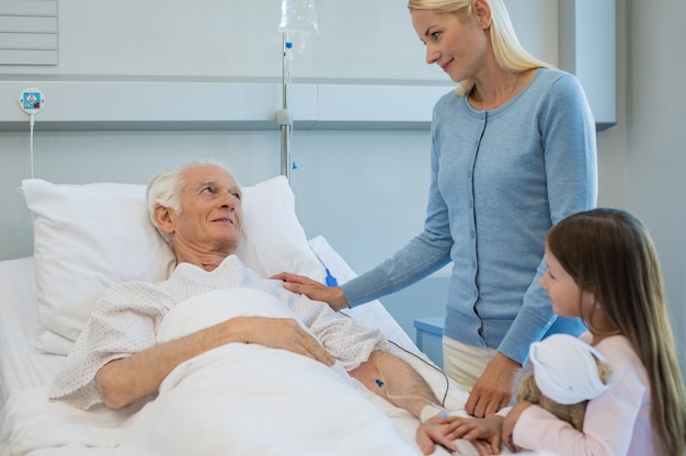 Familie besucht kranken Großvater