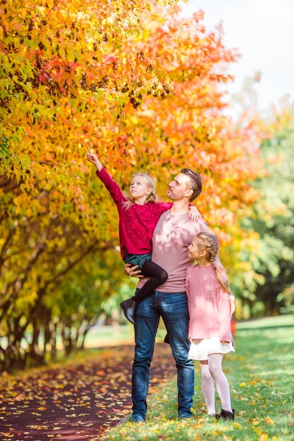 Familie des Vatis und der Kinder am schönen Herbsttag im Park