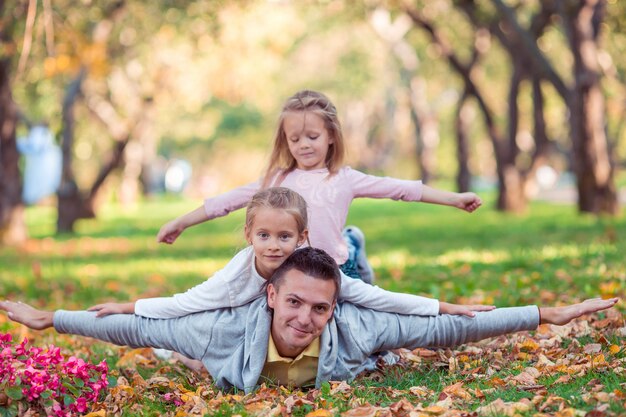 Familie des Vatis und der Kinder am schönen Herbsttag im Park