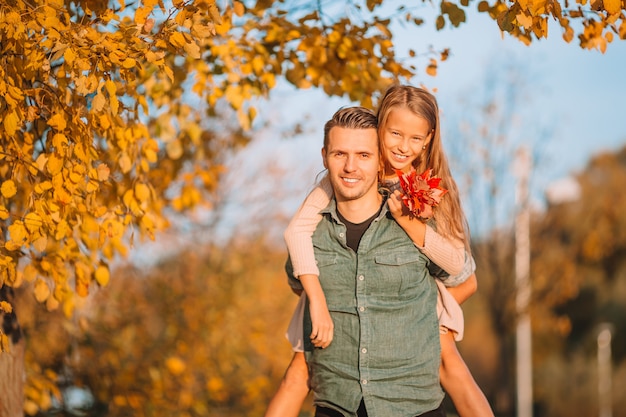 Familie des Vatis und des Kindes am schönen Herbsttag im Park