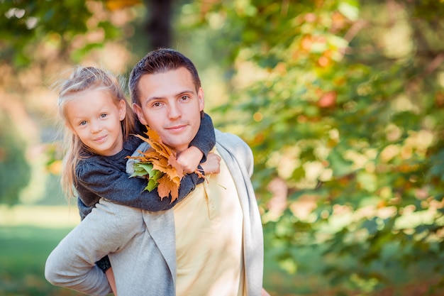 Familie des Vatis und des Kindes am schönen Herbsttag im Park